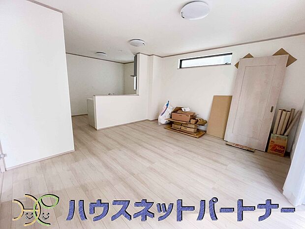 リビングは、食事スペースと寛げる場所設けてもまだ余裕の広さ。明るい光が照らしてくれます。