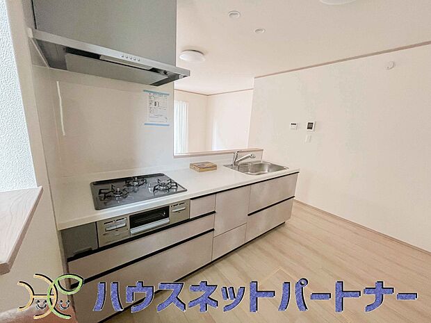 三口コンロで料理の幅を拡げてくれる使いやすいシステムキッチンを採用。洗い場も大きいので野菜や食器を洗ったりする際にも捗り、奥様の強い味方となってくれるはずです。