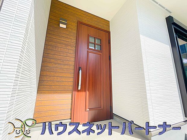 玄関前に季節のお花を置いて可愛く演出してみてはいかがですか。楽しいお家造りが待っています。