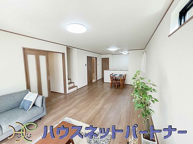 整然とした空間演出、快適な理想の暮らしの実現は家のみの拘りではなく、そこで暮らす方々にとって素敵な環境であることも挙げられると思います。四季折々の変化が奏でる鼓動を楽しんで下さい。