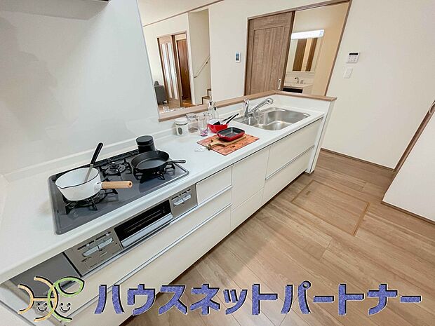 三口コンロで料理の幅を拡げてくれる使いやすいシステムキッチンを採用。洗い場も大きいので野菜や食器を洗ったりする際にも捗り、奥様の強い味方となってくれるはずです。