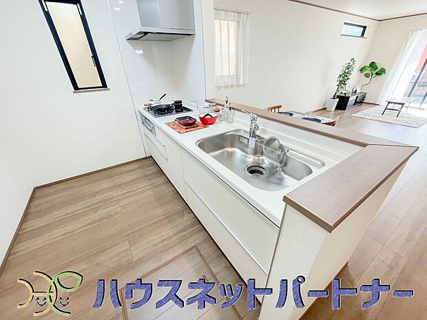 人工大理石のワークトップやシンクは、水を流しただけできれいになったように見えます。白いキッチンは明るく清潔感があり、とっても素敵です。