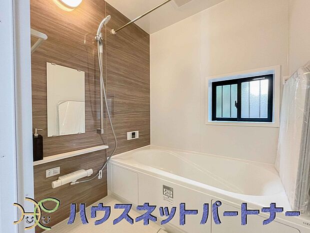 明るい作りの浴室は心も体もリフレッシュさせてくれます。窓もあるので湿気を外へ逃がすことも出来ます。