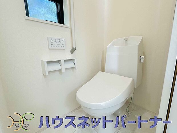 小窓を設置する事により明るく、通気性の良いトイレとなっております。中はゆとりのある大きさを確保しておりますので、ゆったりとお使い頂けます。