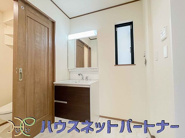 大きく見やすい三面鏡で清潔感ある洗面台は、身だしなみチェックや肌のお手入れに最適です。何かと物が増える場所だからこそ、スッキリと見映えの良い空間に拵えました。