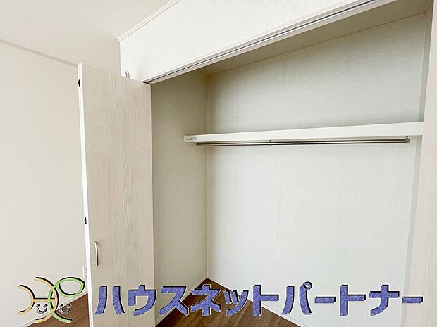 壁面クローゼットのメリットは、衣類が横一列に並ぶためひと目で洋服が選びやすいこと。衣類をたくさんお持ちの方も、限られたスペース内に無理なく収納することができます。