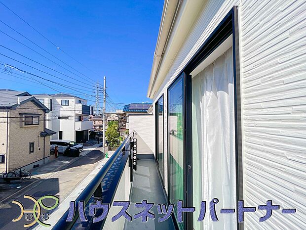 青い空が近くに感じるバルコニーは、爽やかな風をお部屋へ運んでくれます。