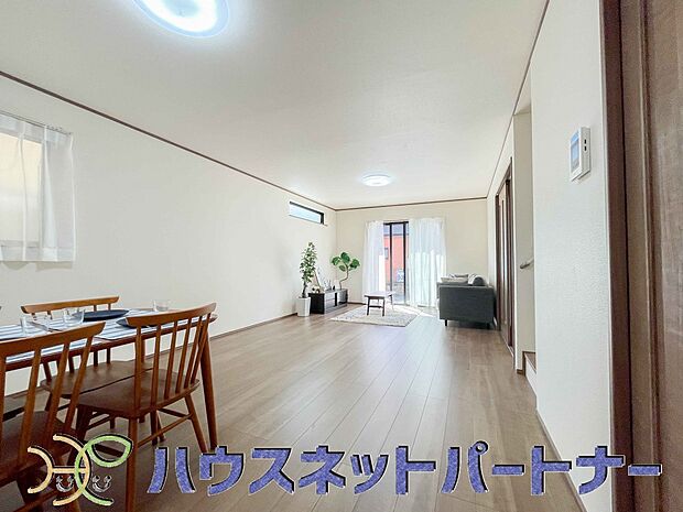リビングは、食事スペースと寛げる場所設けてもまだ余裕の広さ。明るい光が照らしてくれます。
