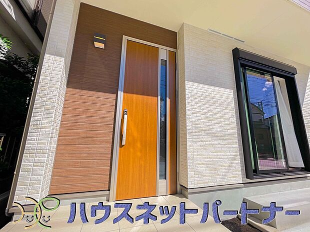 玄関の扉を開けるとそこは家族の待つお家。笑い声が聞こえてきそう。