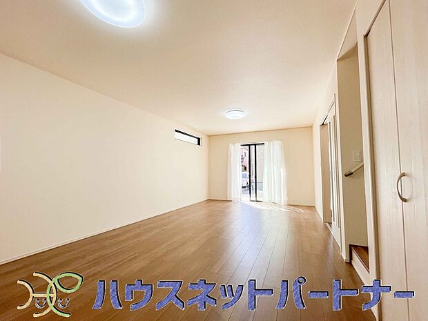 通風・採光に優れ、心地よい光と風が溢れています。 贅沢で豊かな居住性と、プライドを満たすクオリティが見事に調和した住空間。新築ならではの快適なひとときをご体感頂ける筈です。