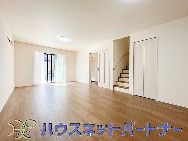 階を移動する際にリビングを通る、リビングイン階段。自然なかたちで家族が集まるため、お子様の個室が1階や3階にある場合でも、毎日の挨拶や会話が増えやすくなります。