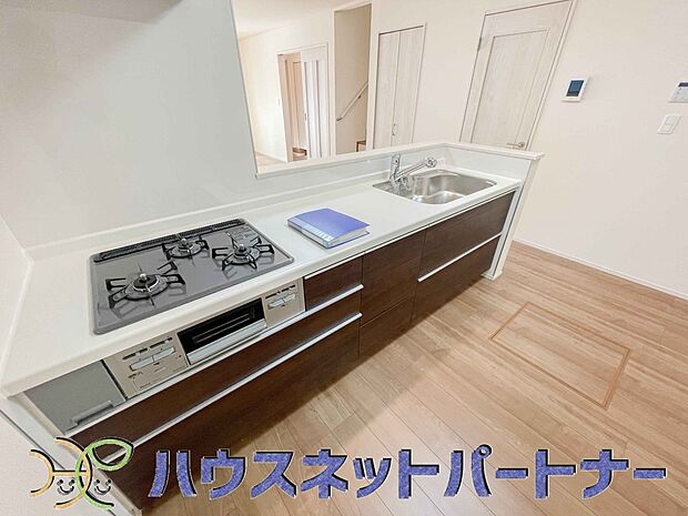 三口コンロで料理の幅を拡げてくれる使いやすいシステムキッチンを採用。洗い場も大きいので野菜や食器を洗ったりする際にも捗り、奥様の強い味方となってくれるはずです。