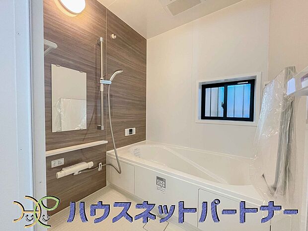 心地よいバスタイムを演出する浴室はゆとりあるサイズを採用。保温機能付き、汚れをはじく有機ガラス系の新素材を採用した浴室。美しく機能的な設備を採用。