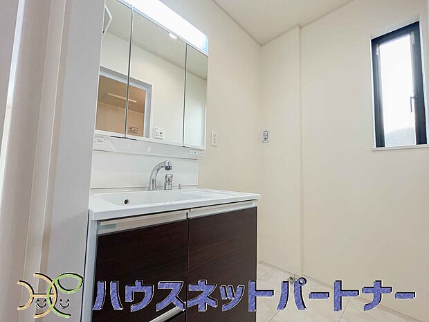 大きく見やすい三面鏡で清潔感ある洗面台は、身だしなみチェックや肌のお手入れに最適です。何かと物が増える場所だからこそ、スッキリと見映えの良い空間に拵えました。