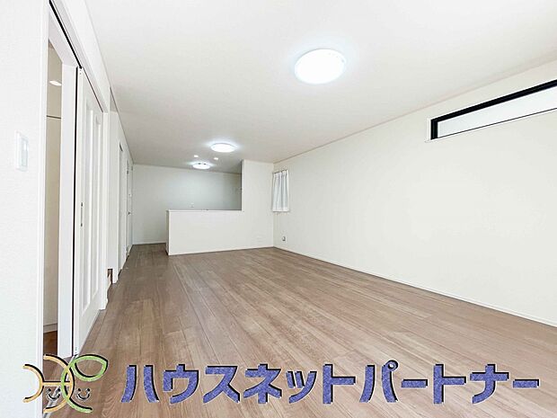 リビングは、食事スペースと寛げる場所設けてもまだ余裕の広さ。明るい光が照らしてくれます。