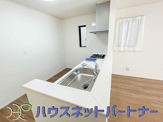 キッチン吊戸棚を無くす事によって、コミュニケーションを重視した設計に致しました。区画によって変わる一体感を、実際にご覧になって頂けましたらと思います。