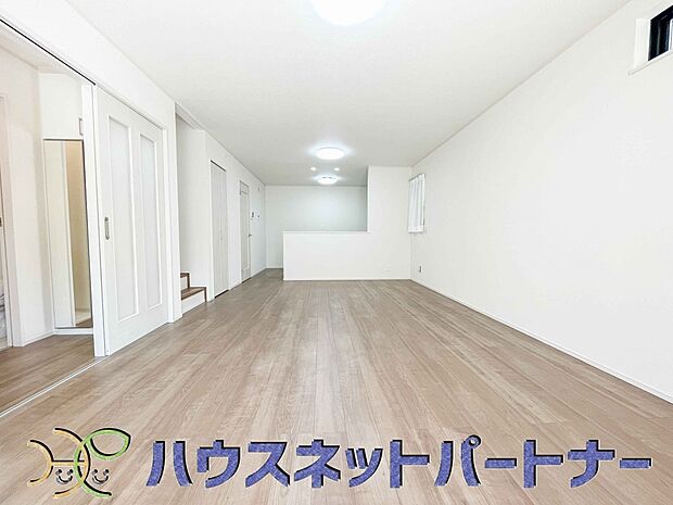 キッチンカウンターがあると配膳が楽なことがメリットの一つ。後片付けをするときも、ダイニングテーブルからあまり動かずに流し台へ運ぶことができるので便利です♪