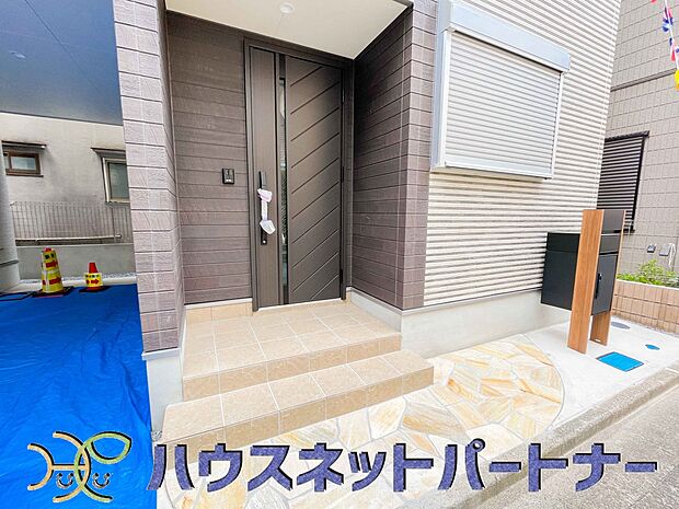 玄関の扉を開けると家族の待つお家。幸せを感じる瞬間です。