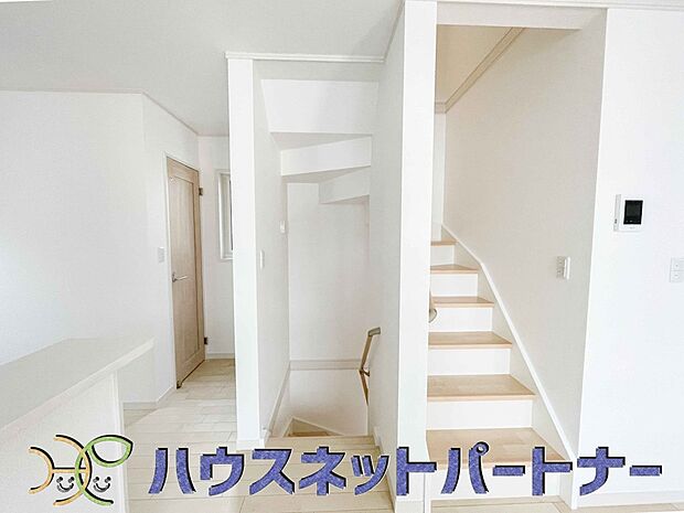 階を移動する際にリビングを通る、リビングイン階段。自然なかたちで家族が集まるため、お子様の個室が1階や3階にある場合でも、毎日の挨拶や会話が増えやすくなります。