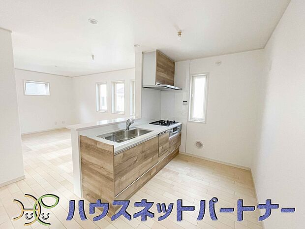 カウンターキッチンは広くて収納力もあるので、快適に料理をすることができます。食器や炊事用具を手の届くところに配置しやすいため調理もスピーディーです。