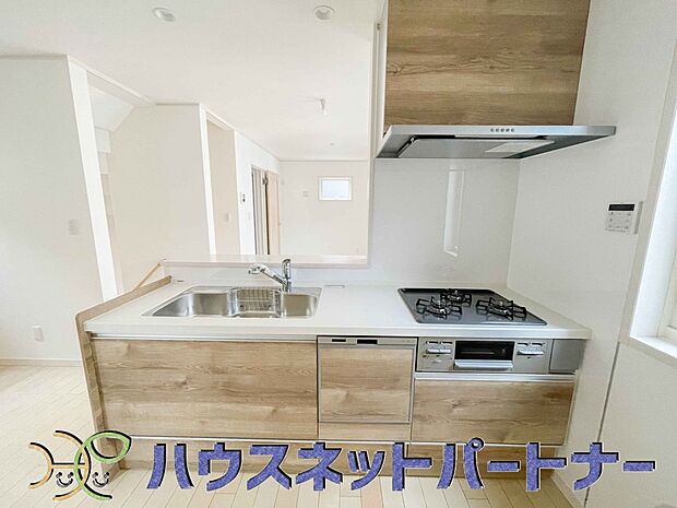 ビルトイン食器洗乾燥機完備。家事のお手伝いをしてくれる奥様の味方です。食器を洗っている間にお掃除など、様々なシーンで家事の時短に役立つ食洗機。省スペースのビルトインタイプを採用致しました。