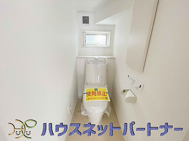 小窓を設置する事により明るく、通気性の良いトイレとなっております。中はゆとりのある大きさを確保しておりますので、ゆったりとお使い頂けます。 