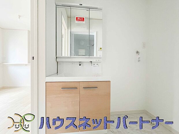 明るい清潔感のある洗面所は、鏡も大きくシンクが広々。朝の支度も楽にこなせます。