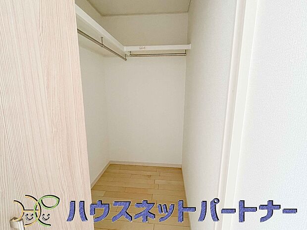 たくさんの洋服をかけてもシワになりにくいウォークインクローゼット。洋服以外にも、普段使わない家電やスーツケース、ストック品など何でも片付く嬉しい空間です。