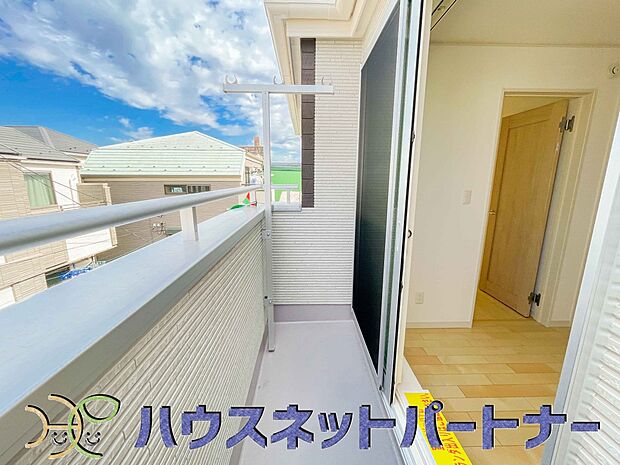 朝の澄んだ空気や、夕方に吹く清々しい風を五感で感じられるバルコニー。