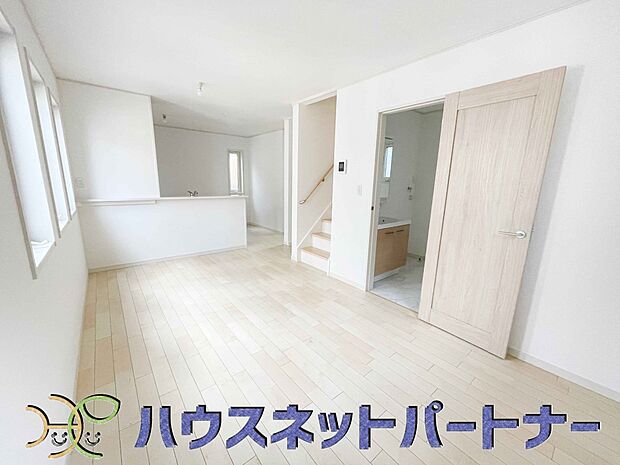 リビングは、食事スペースと寛げる場所設けてもまだ余裕の広さ。明るい光が照らしてくれます。