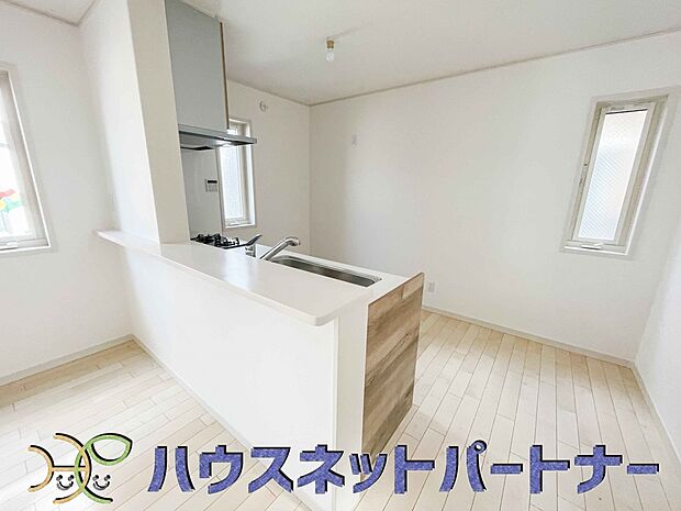 キッチン吊戸棚を無くす事によって、コミュニケーションを重視した設計に致しました。区画によって変わる一体感を、実際にご覧になって頂けましたらと思います。 