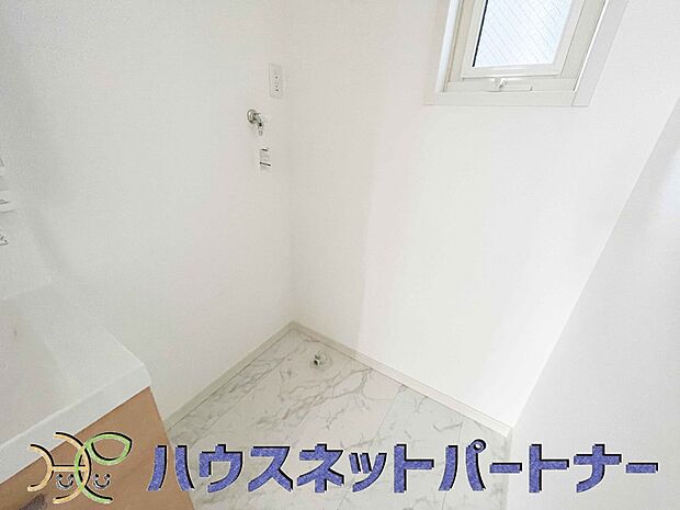 毎日使う洗濯機。しっかりと奥行きのある置き場が確保されています。