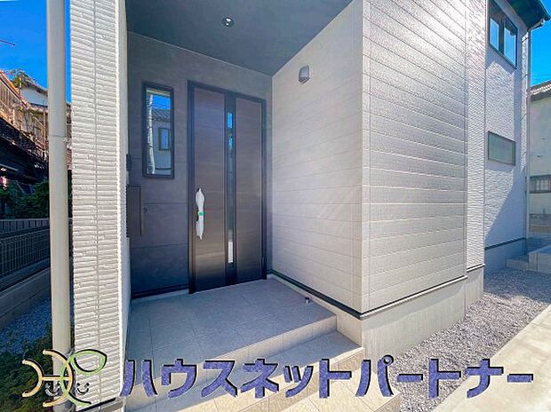 玄関の扉を開けると家族の待つお家。幸せを感じる瞬間です。