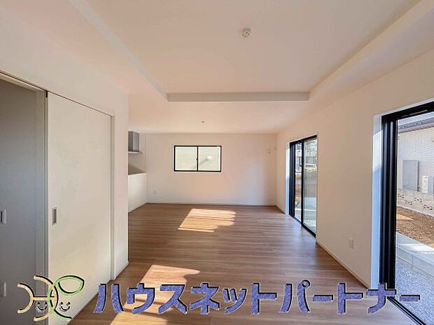 太陽の光が照らす明るいリビングは、開放感があり通風・採光に優れ、心地よい光と風が舞い込んできます。心休まるリビングは何よりも快適な時間を過ごせます。