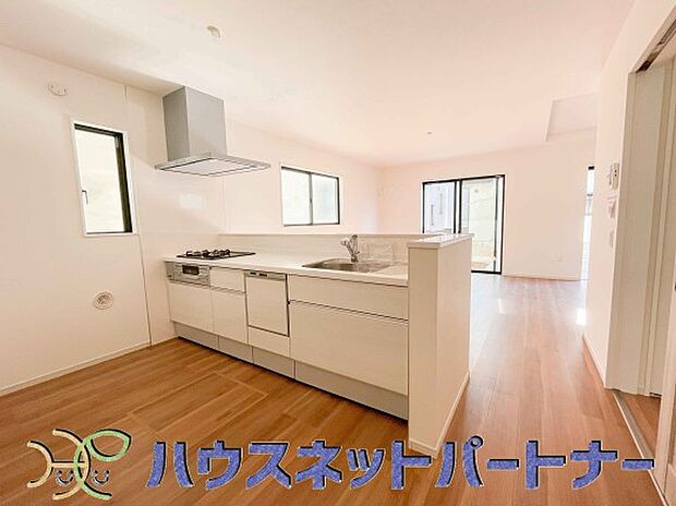 家族の様子を見ながらキッチンでお料理。一日の出来事を会話しながらの家事は嬉しいコミュニケーション。