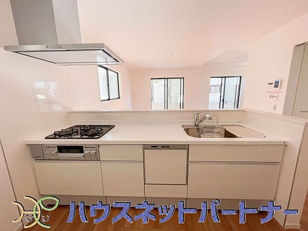 ビルトイン食器洗乾燥機完備。家事のお手伝いをしてくれる奥様の味方です。食器を洗っている間にお掃除など、様々なシーンで家事の時短に役立つ食洗機。省スペースのビルトインタイプを採用致しました。