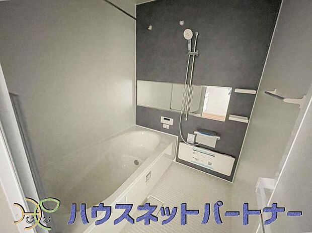 全身浴と半身浴ができる高い機能性と、満水容量を削減して水道・光熱費を節約しました。デザインとエコ性能を両立させた、これからのスタンダード浴槽です。