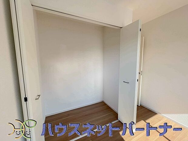 壁面クローゼットのメリットは、衣類が横一列に並ぶためひと目で洋服が選びやすいこと。衣類をたくさんお持ちの方も、限られたスペース内に無理なく収納することができます。