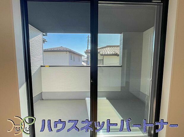 インナーバルコニーの一番のメリットは、雨が降っても使えるという事です。通常、インナーバルコニーは、上の屋根が掛かっていますので雨に濡れることがほとんどありません。