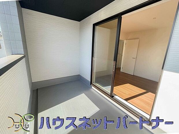 青い空が近くに感じるバルコニーは、爽やかな風をお部屋へ運んでくれます。