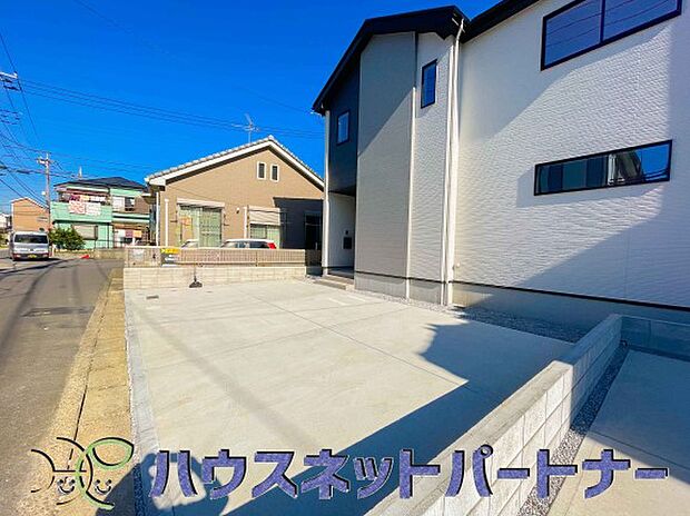 駐車場がある戸建を持つ最大のメリットは、駐車場代金を支払い続ける必要がないことです。賃貸住宅に住んでいる方が、戸建の購入を考えるきっかけに挙げることが多いようです。