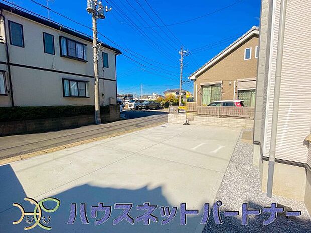 カースペース2台可。敷地内に駐車スペースが2台分確保されています。通勤、お出かけ、ショッピングなど、家族で出かける際の足となる車。状況に応じて使い分けたい、そんな方におすすめです。