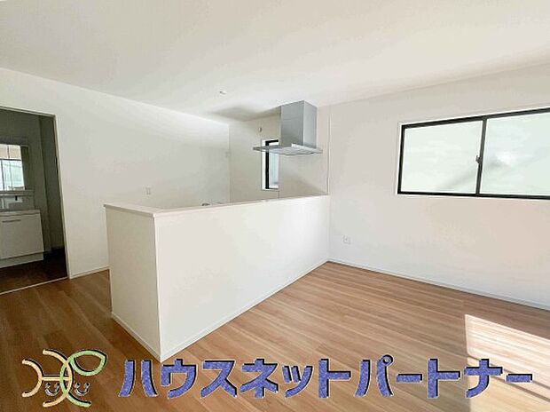 明るく開放的なオープンキッチン。家族とのコミュニケーションが取りやすく、みんなの笑顔が溢れます。