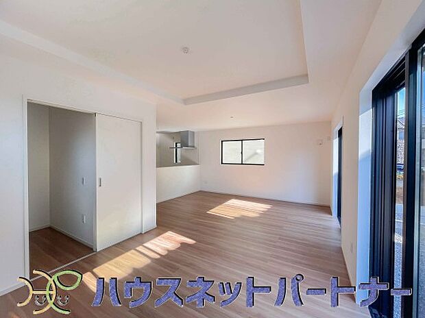 リビングは、食事スペースと寛げる場所設けてもまだ余裕の広さ。明るい光が照らしてくれます。