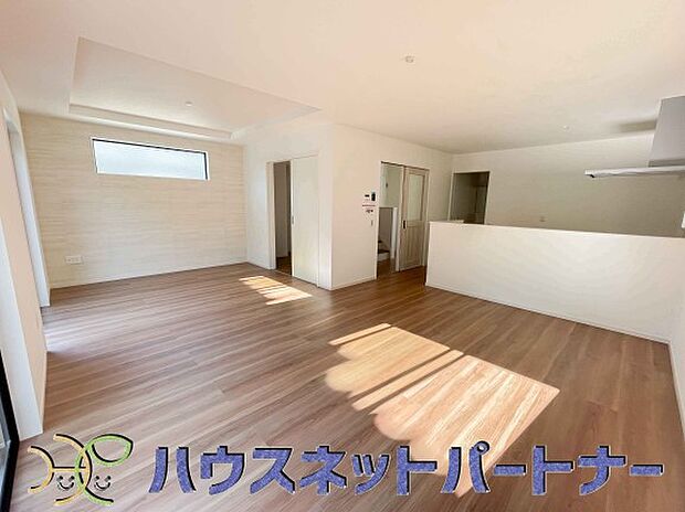 忙しい朝でも家族揃って食事をして頂ける、ゆとりある大きさのダイニングスペース。奥様の手料理をカウンター越しに受けとって頂き、テーブルで囲む素敵な時間を存分にお愉しみ下さい。