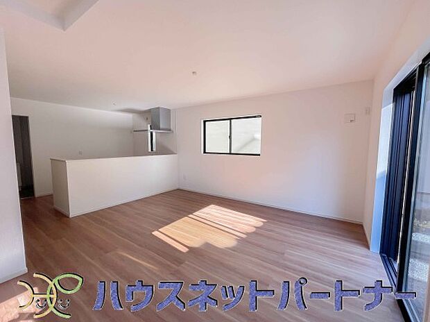 明るく開放的なダイニング。家族とのコミュニケーションが取りやすく、みんなの笑顔が溢れます