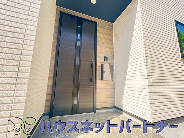 玄関の扉を開けると家族の待つお家。幸せを感じる瞬間です。