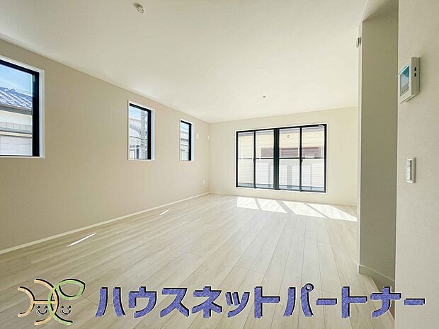 太陽の光が照らす明るいリビングは、開放感があり通風・採光に優れ、心地よい光と風が舞い込んできます。心休まるリビングは何よりも快適な時間を過ごせます。