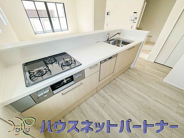 三口コンロで料理の幅を拡げてくれる使いやすいシステムキッチンを採用。洗い場も大きいので野菜や食器を洗ったりする際にも捗り、奥様の強い味方となってくれるはずです。