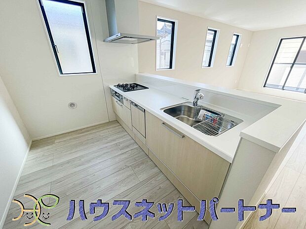 ビルトイン食器洗乾燥機完備。家事のお手伝いをしてくれる奥様の味方です。食器を洗っている間にお掃除など、様々なシーンで家事の時短に役立つ食洗機。省スペースのビルトインタイプを採用致しました。